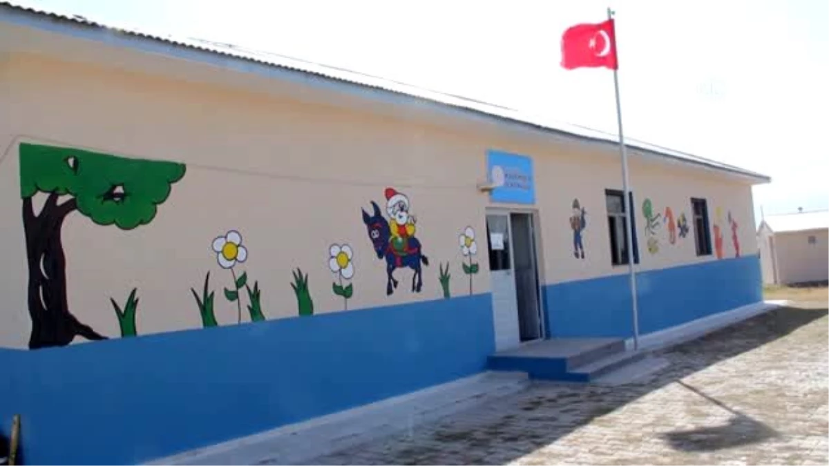Milli Eğitim Bakan Selçuk, Ağrı\'daki köy öğretmenleriyle telefonda görüntülü görüştü