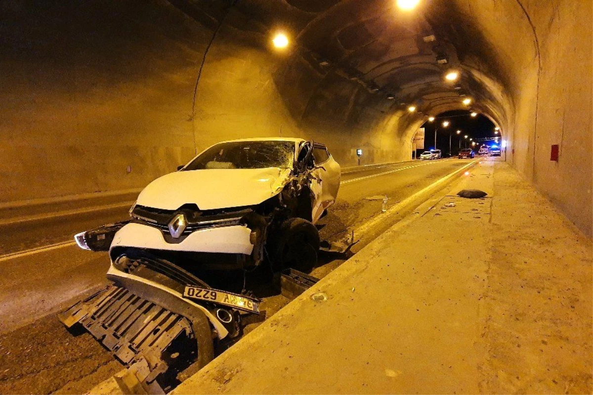 Otomobille kamyonet tünel içinde çarpıştı: 3 yaralı