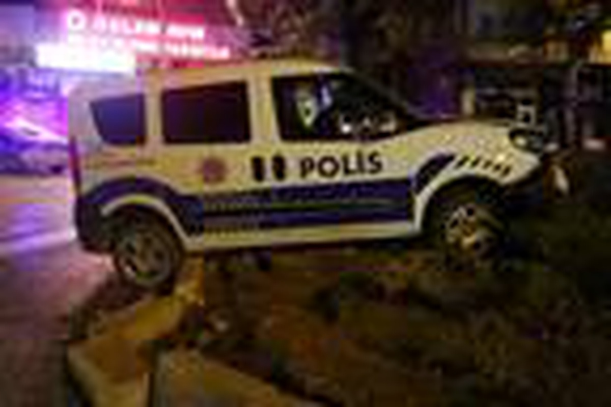 Silahlı sürücüyü kovalayan polis aracı kaza yaptı: 2 polis yaralı