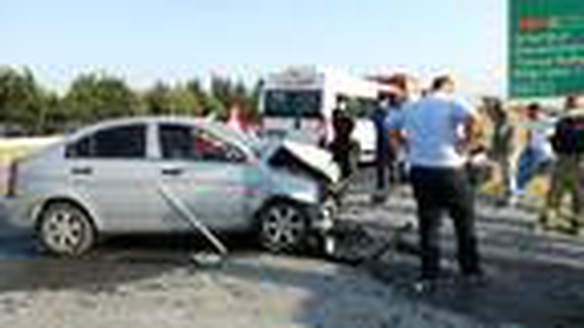Silivri\'de servis minibüsü ve otomobil kafa kafaya çarpıştı: 7 yaralı