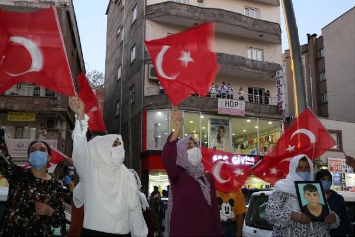 Şırnak\'ta çocukları PKK tarafından kaçırılan aileler, HDP binası önünde eylem yaptı