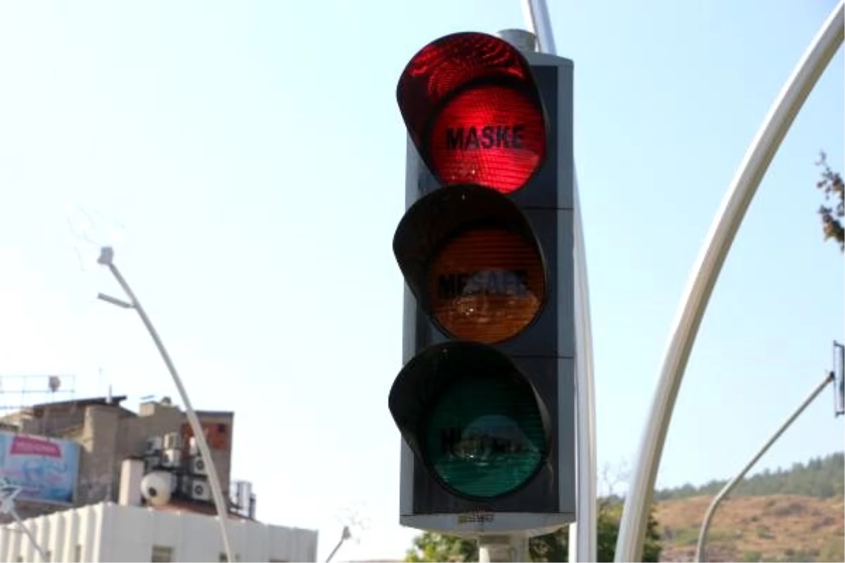 Tokat\'ta trafik ışıklarına maske, hijyen ve mesafe yazısı