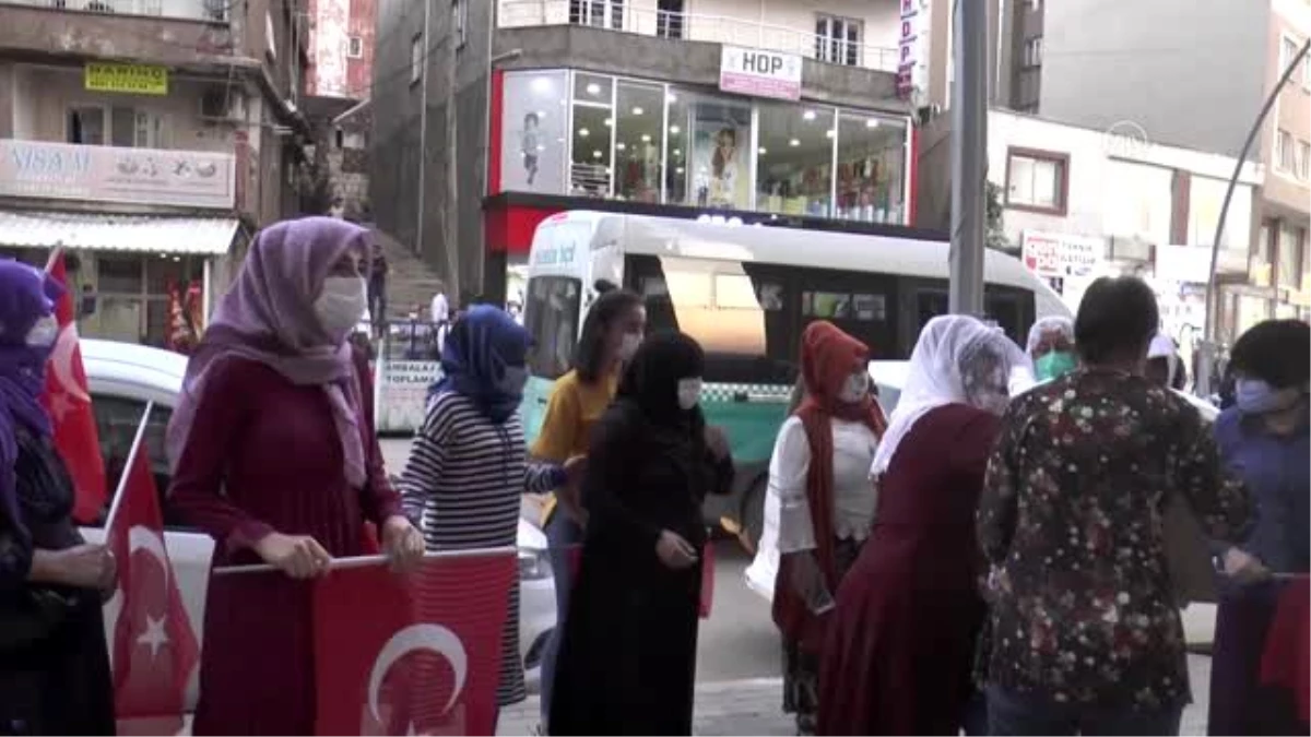 Yakınları dağa kaçırılan aileler HDP binası önünde eylem yaptı