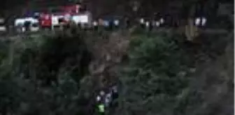 Son dakika haber! 50 metrelik uçuruma yuvarlanan kamyonetteki 6 kişi yaralandı