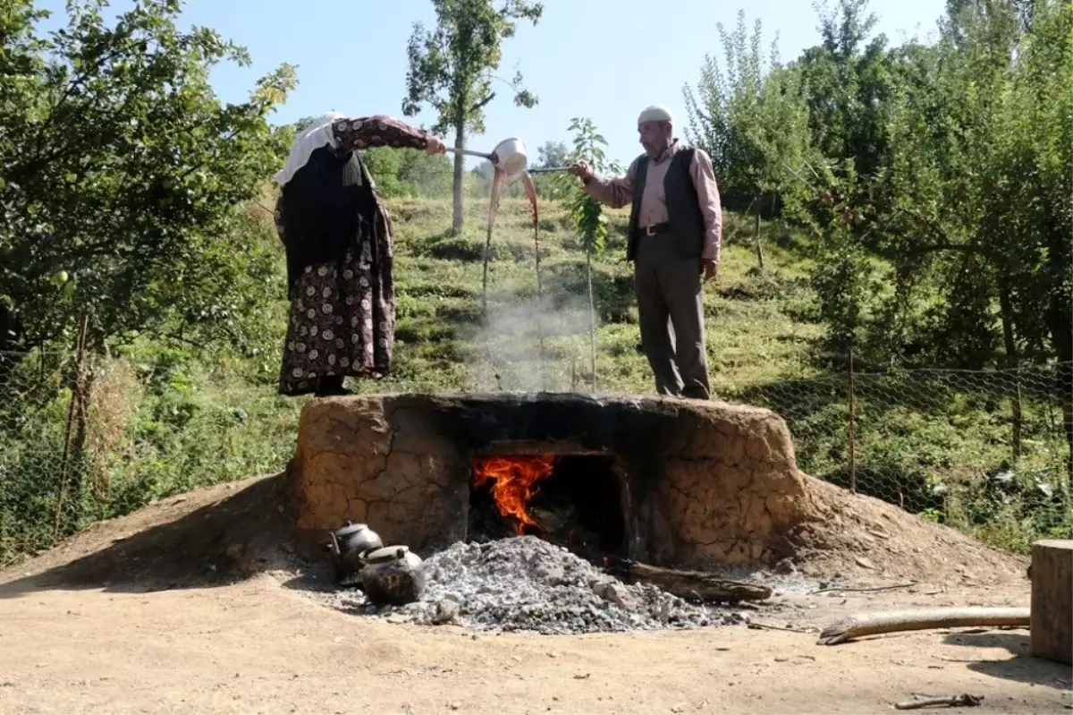 Bir asırdır doğal yollarla üzüm pekmezi yapıyorlar