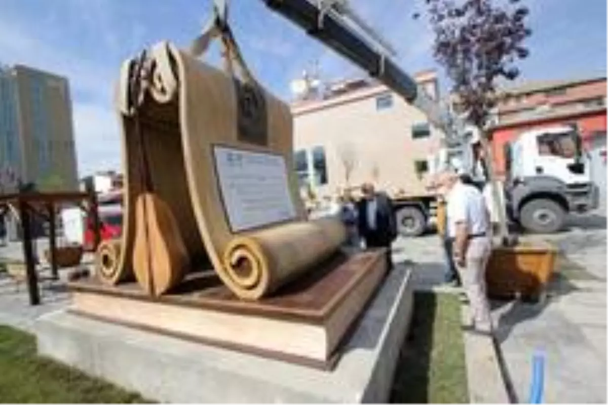 Dede Korkut Anıtı yerine monte edildi