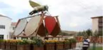 Doğrama ustası, hurda demirden arı heykeli yaptı