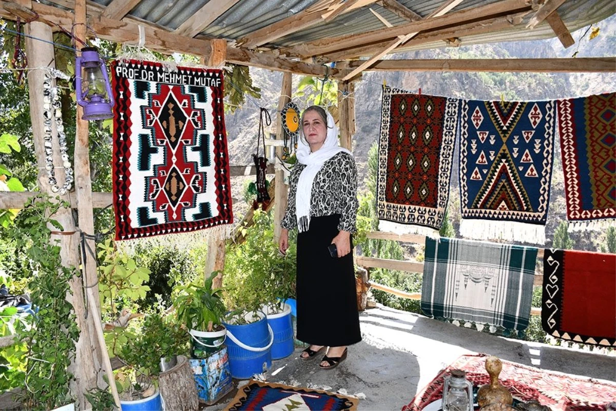 Son dakika haberleri... El emeği göz nuru ürünleri ağaca asarak satıyor