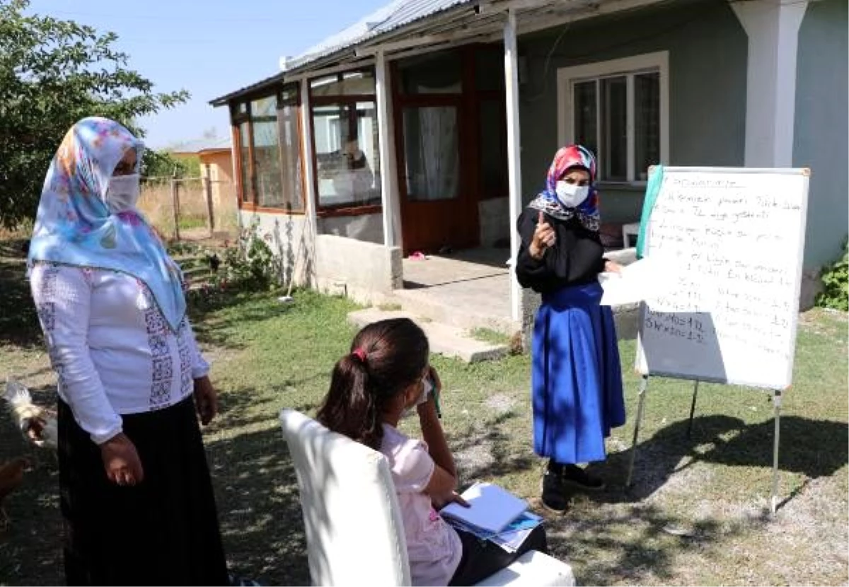 Köy okulunun fedakar öğretmeni, elinde tahtasıyla kapı kapı dolaşıp ders anlatıyor