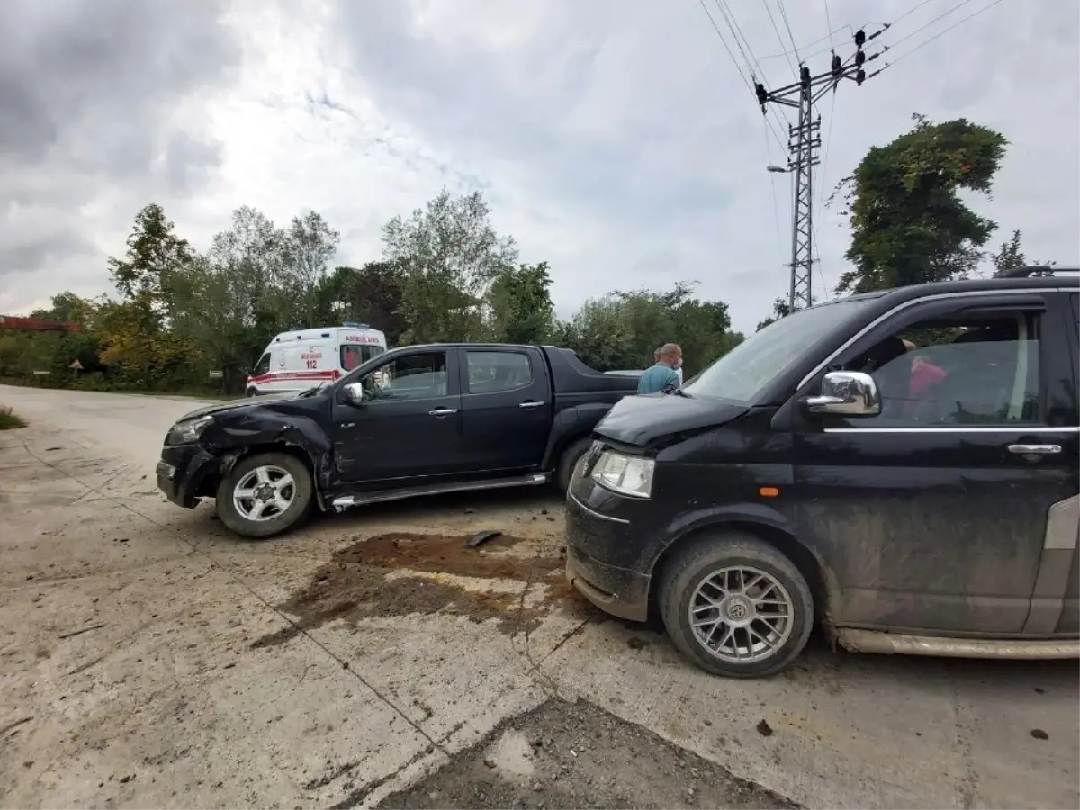 Hastaneye giderken kaza geçirdiler: 2 yaralı