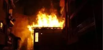 İki katlı iki metruk binada çıkan yangın mahalleliyi korkuttu