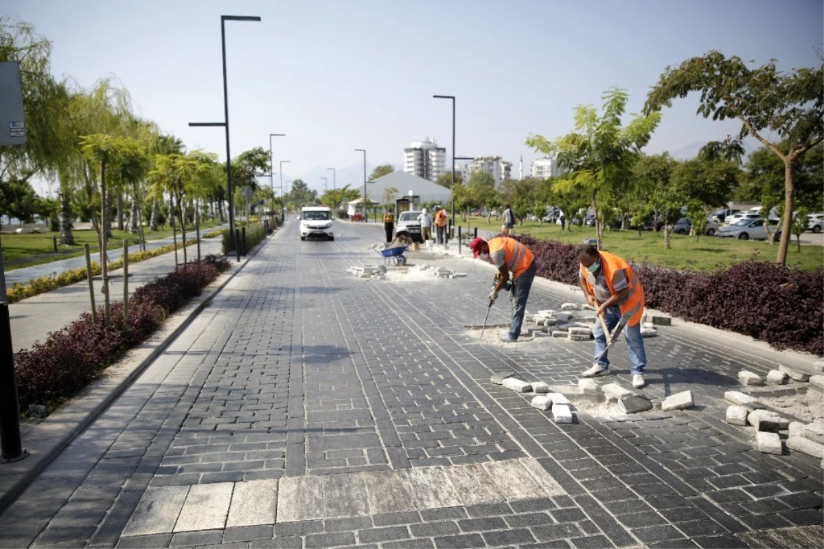 Konyaaltı Sahil Yolu\'na bakım