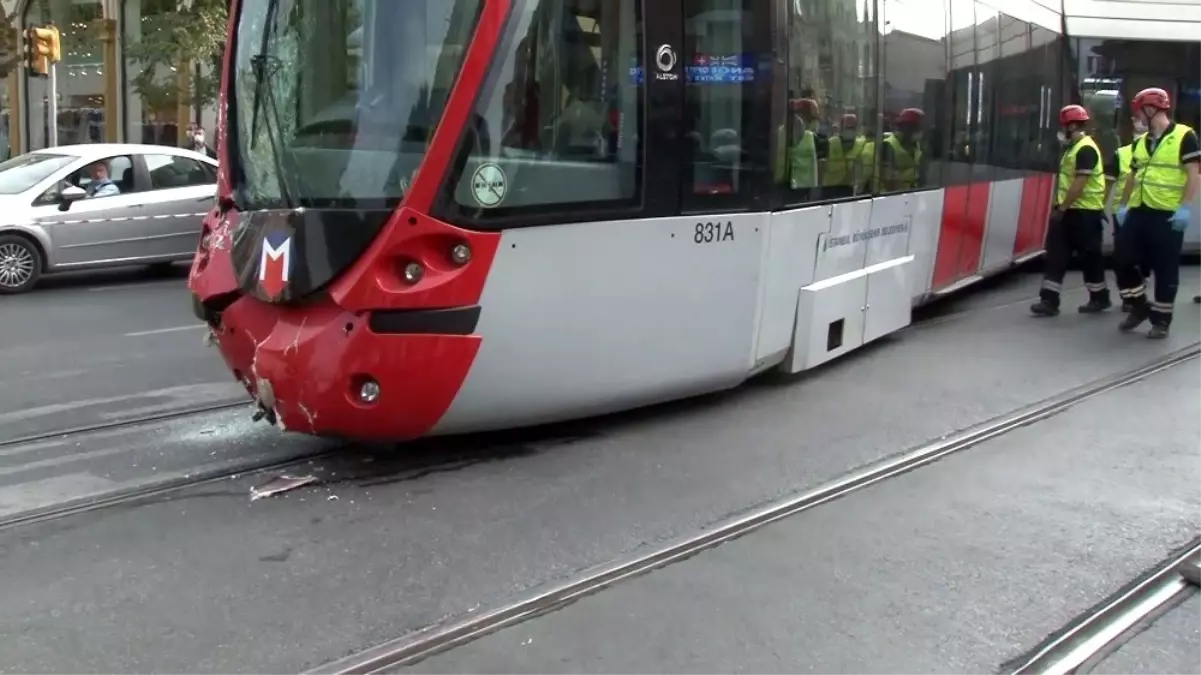 Laleli\'de tramvay ile tur otobüsü çarpıştı