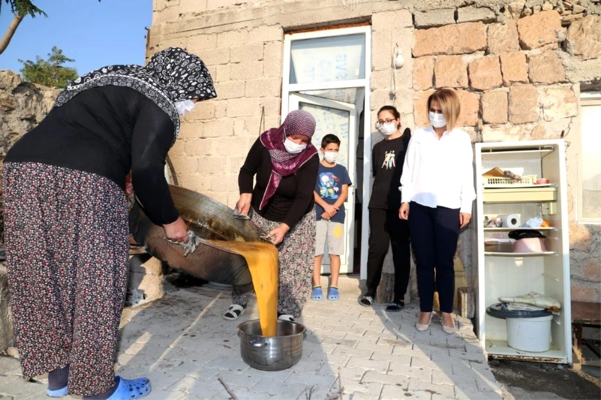 Nevşehir Valisi Becel, köyde pekmez kaynattı