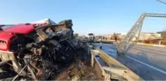 Orta refüjde direğe çarpan tır yan devrildi