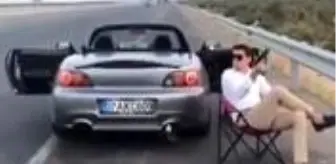 Otoyolun kenarında sandalyeye oturup havaya ateş açan sürücünün görüntüleri tepki çekti