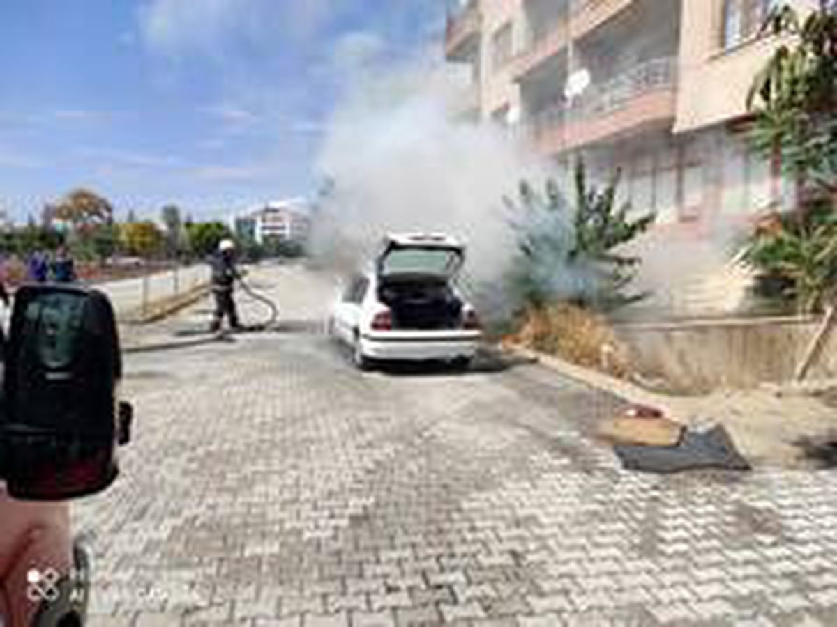Park halindeki otomobilde yangın
