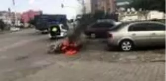 Polisin ceza yazmaya çalıştığı sürücü motosikletini yakarak kaçtı