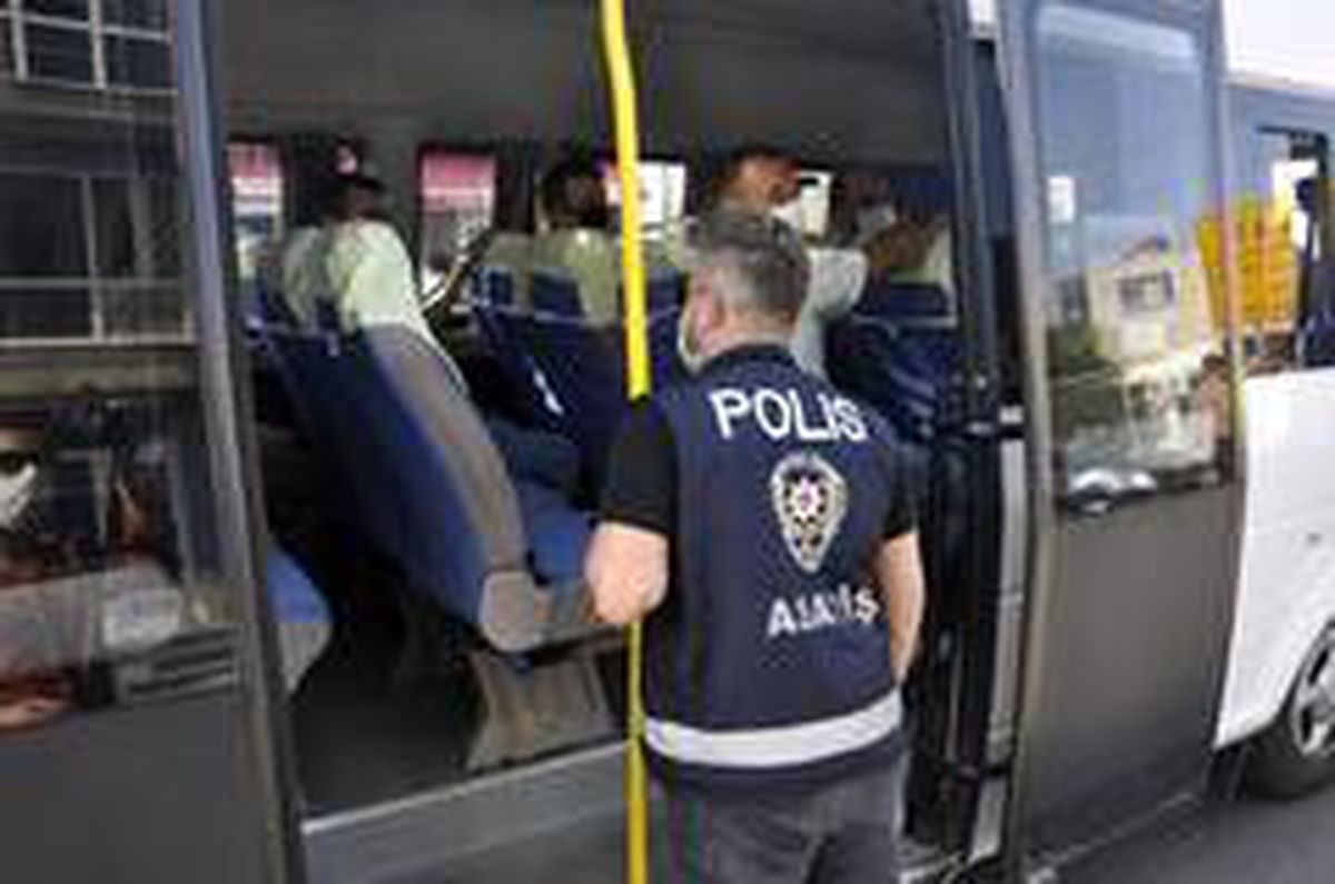 Polisten maske ve korona seferberliği
