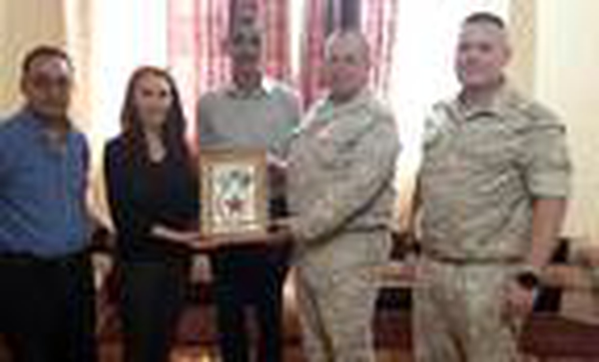 Rus askeri heyeti PYD\'li teröristlere plaket verdi