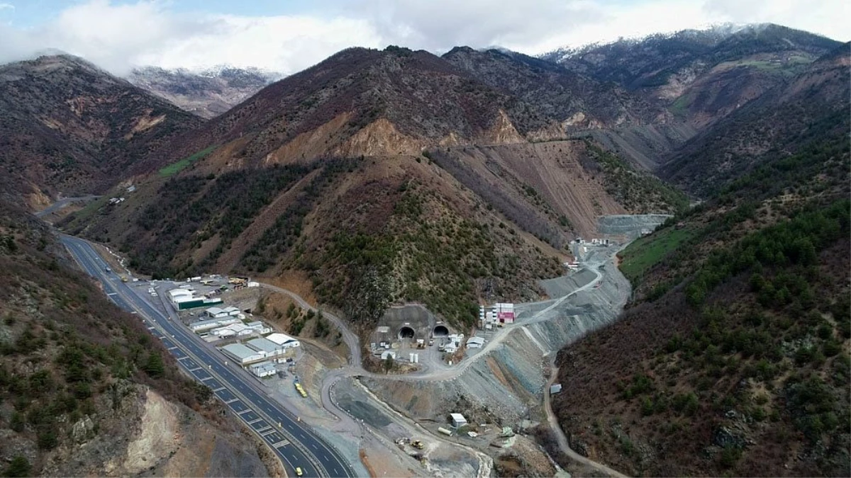 Türkiye\'nin en uzun çift tüplü karayolu tünelinin yüzde 68\'i tamamlandı