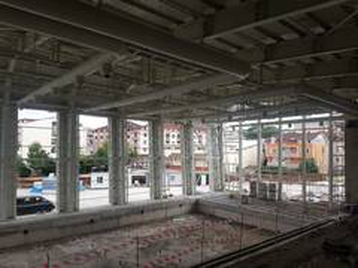 Yarı olimpik yüzme havuzunda sona doğru