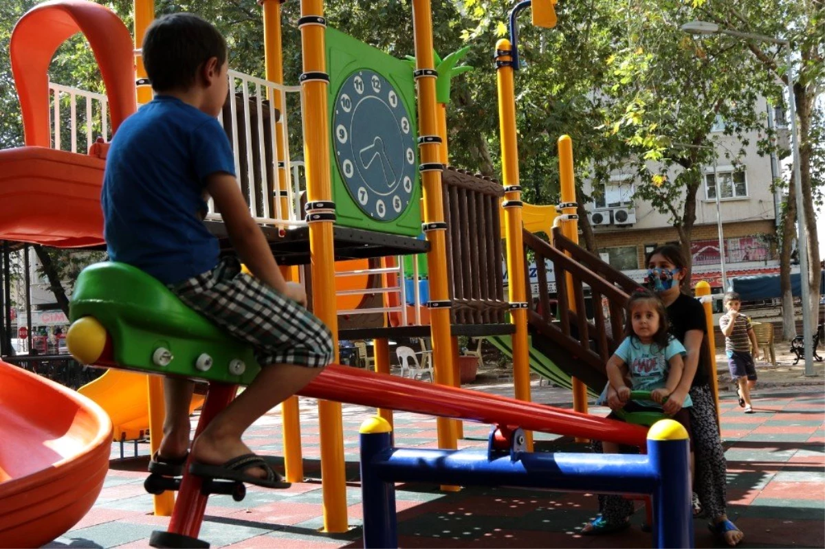 Son dakika haberi! Akhisar Belediyesinden çocuklara 7 yeni oyun parkı