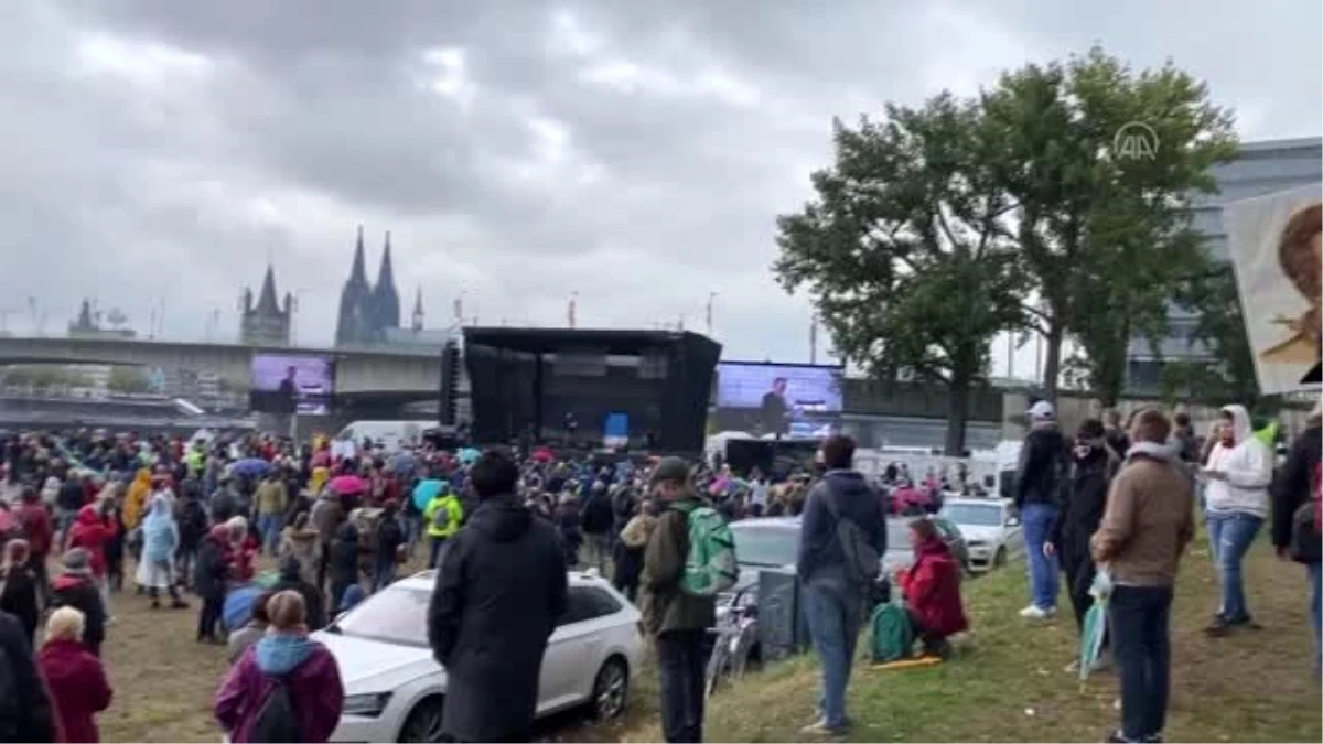 Almanya\'da binlerce kişi Kovid-19 kısıtlamalarını protesto etti