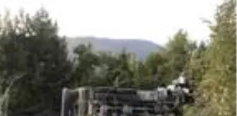 Devrilen kamyonun sürücüsü, 1 saatlik çalışmayla kurtarıldı