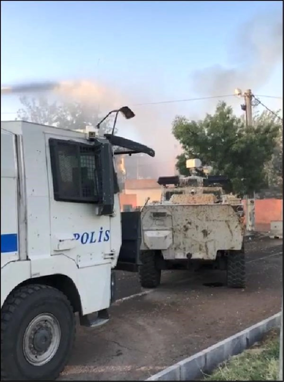 Diyarbakır\'da evde çıkan yangın, TOMA ve zırhlı araçla söndürüldü
