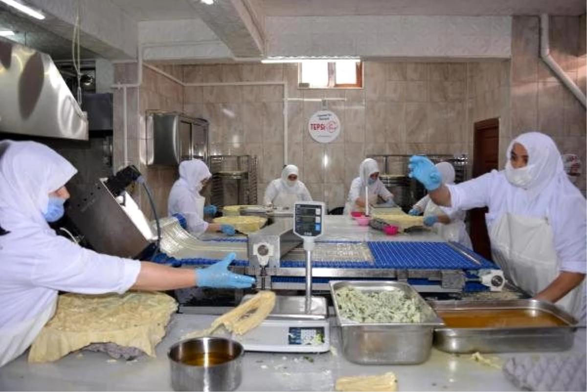 Son dakika haber! Erzurum\'da 20 ev kadını su böreği yaparak para kazanıyor