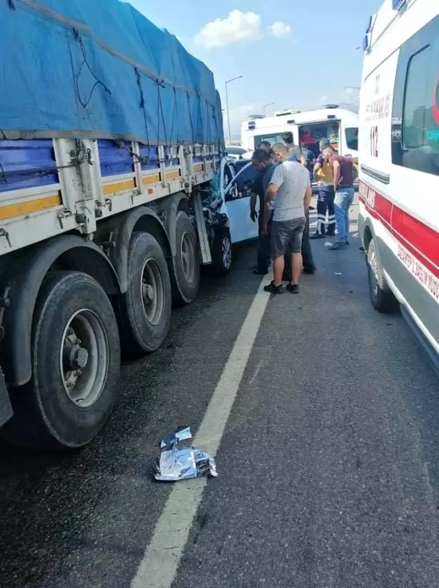 Gaziantep’te bir araç, tıra arkadan çarptı Yabancı uyruklu 3 kişi öldü