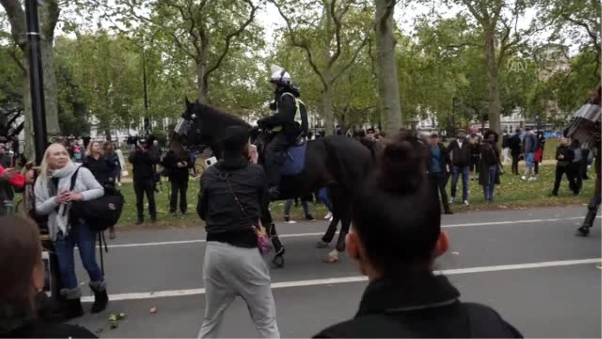 Son dakika haberi! İngiltere\'de polis, Kovid-19 önlemleri karşıtı grubun protestosuna müdahale etti (2)