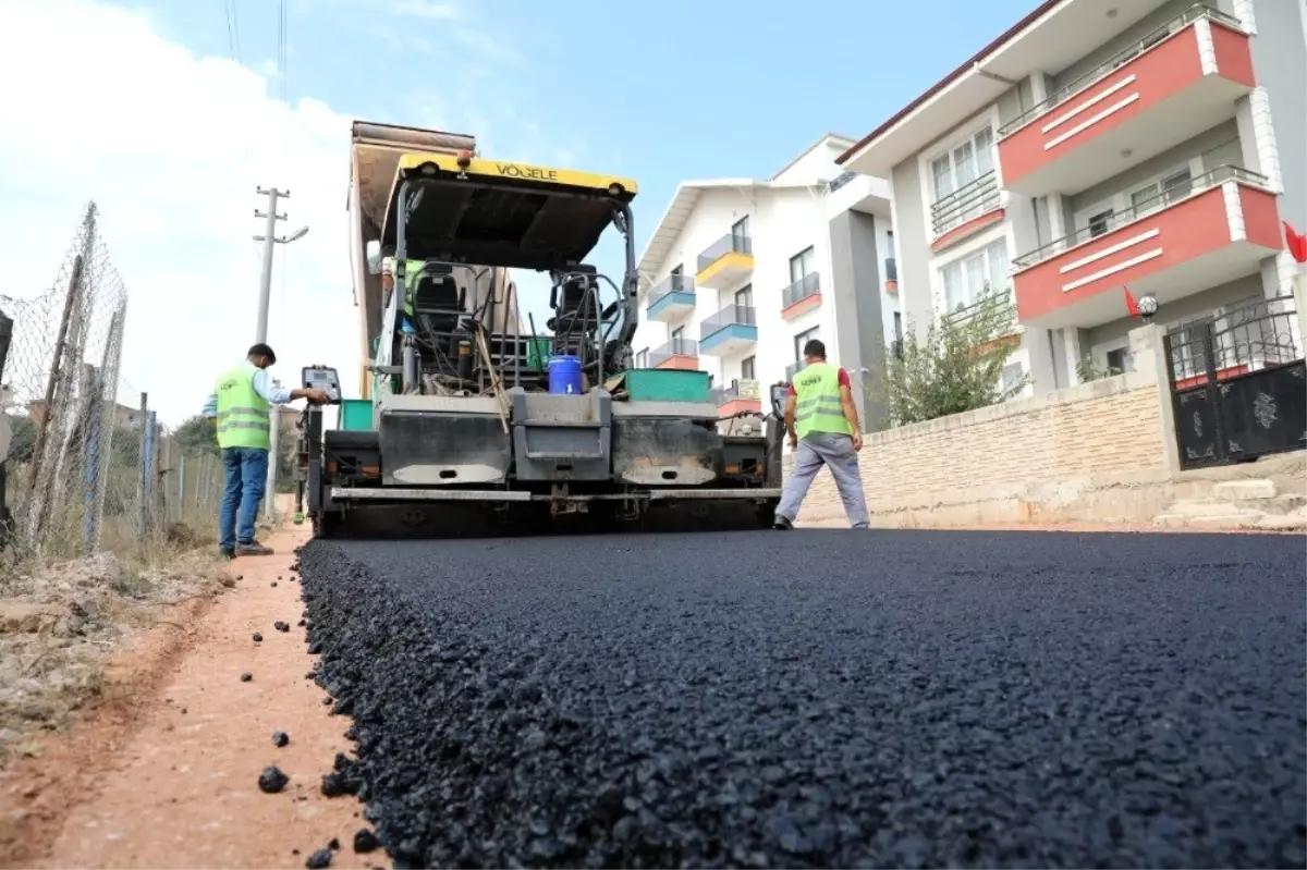 İzmit Belediyesinden Alikahya\'da 8 sokakta birden asfalt mesaisi