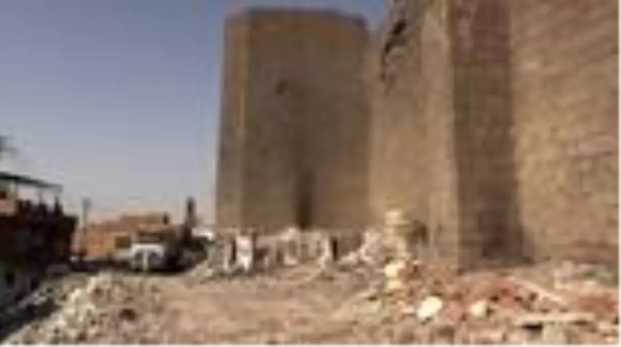 Kaçak yapılardan arındırılan tarihi burçta kitabe ve nişler ortaya çıktı