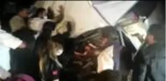 Kamyonette sıkışan yaralı kepçe yardımı ile böyle kurtarıldı