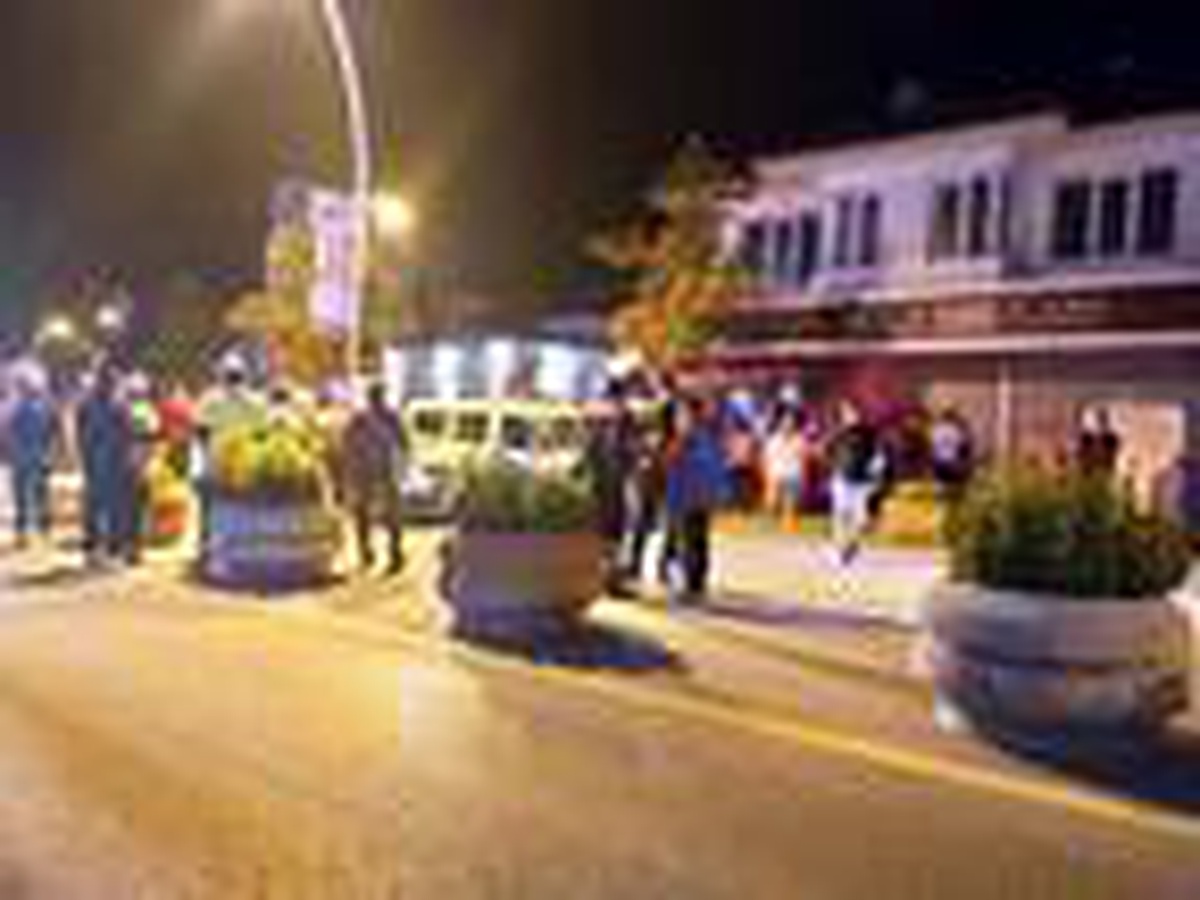 Son dakika haberleri... Kavga eden iki grup, kendilerini ayırmak için gelen polis ve bekçilere saldırdı: 2\'si polis, 3\'ü...