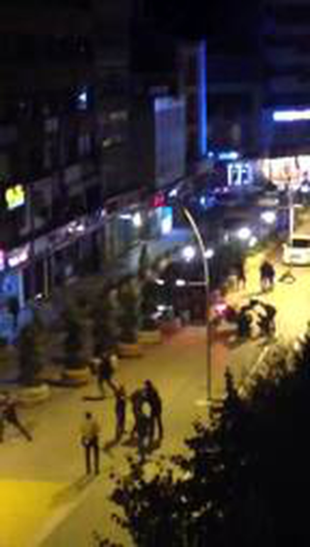 Son dakika haber... Kavgayı ayırmak için gelen polis ve bekçilere saldırdılar: 2\'si polis, 3\'ü bekçi 6 yaralı (2)