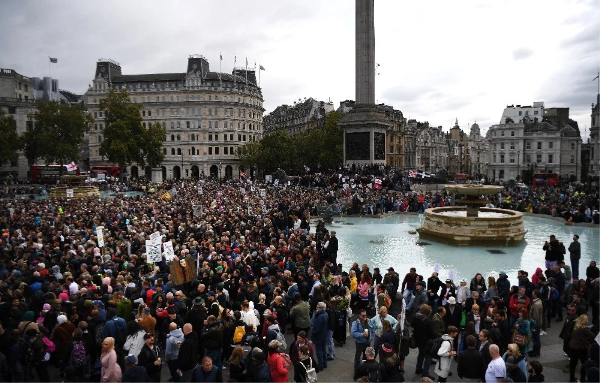Londra\'da Covid-19 önlemleri protesto edildi