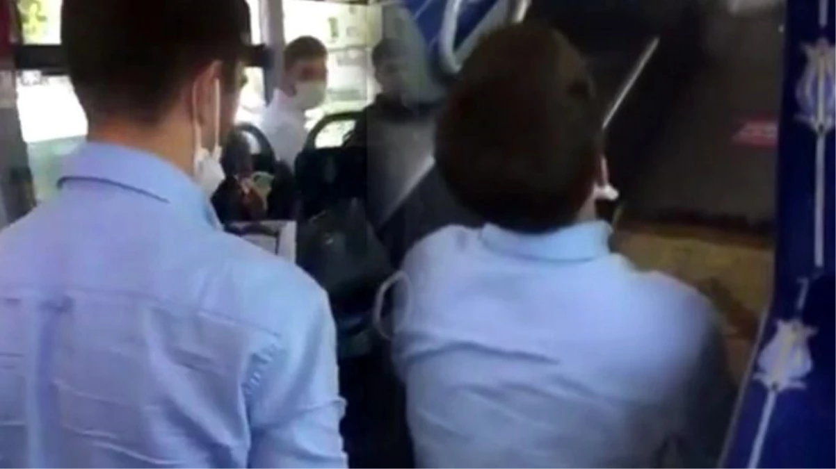 Metrobüste yolculara aldırış etmeyen bir kişi bağırarak ezan okuyup namaz kıldı