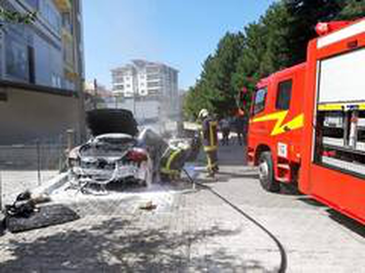 Seyir halindeki otomobil alevlere teslim oldu