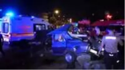 Adana'da otomobil ile midibüs çarpıştı: 2 ölü, 4 yaralı Adana'da otomobil ile midibüs çarpıştı: 2 ölü, 4 yaralı