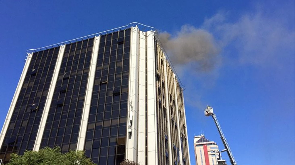 Beşiktaş\'ta yeni boşaltılan ATV-Sabah binasında yangın çıktı