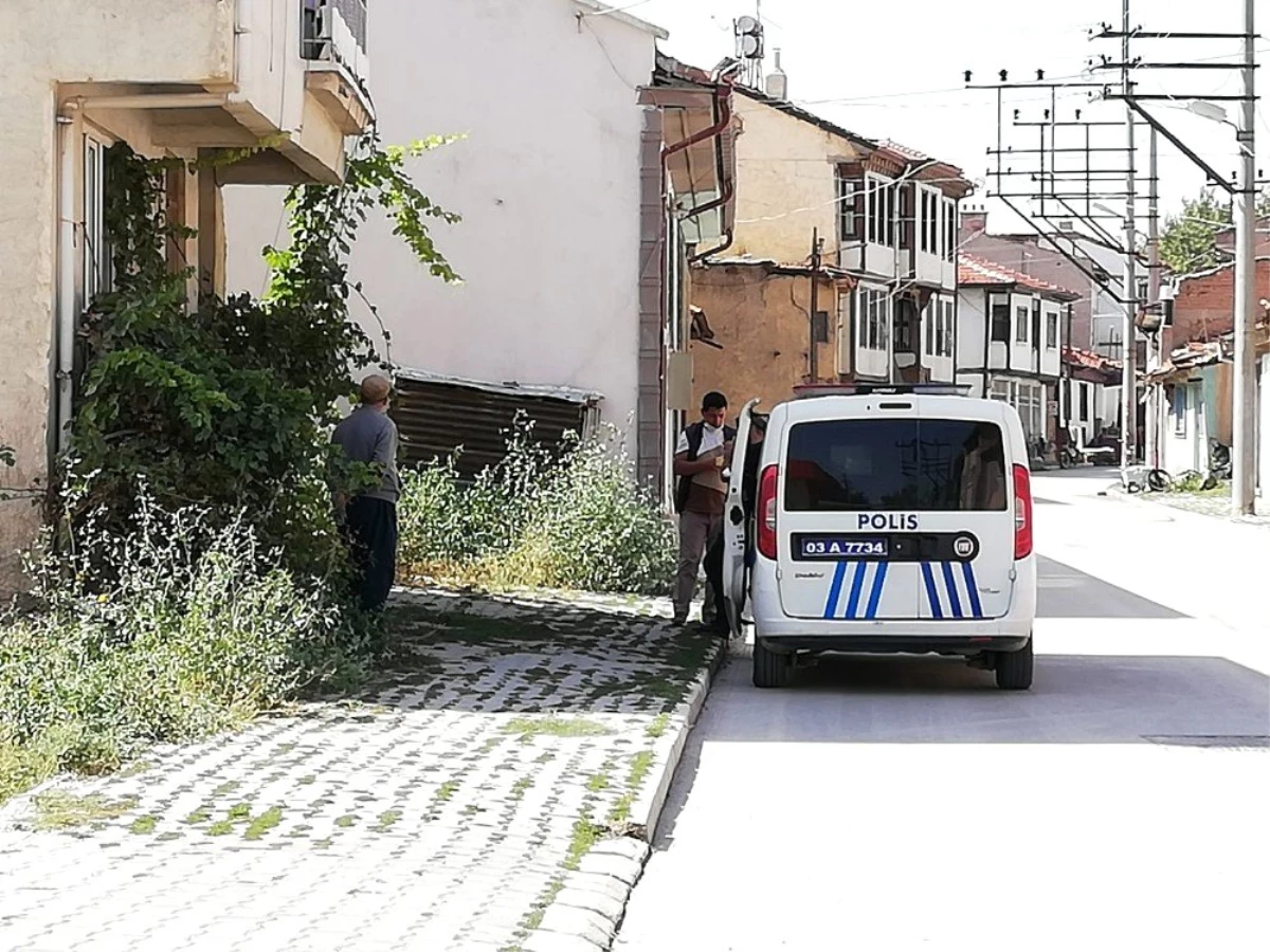Bolvadin\'de karantinadan kaçan iki şahsı polis sokakta yakaladı