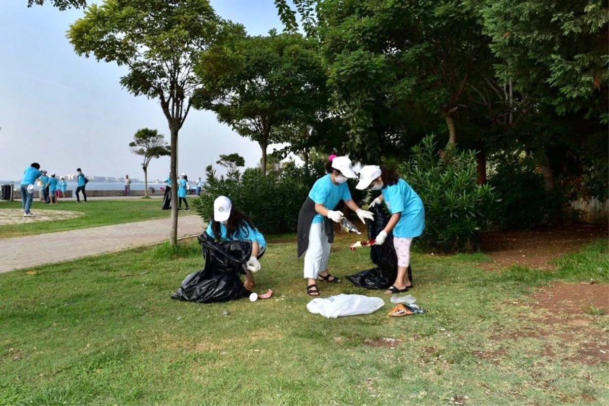Doğaya atılan çöpleri toplayan Tuzlalı gençlerden \'Daha temiz dünya\' mesajı