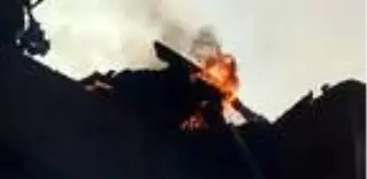 Fatih'te iki katlı metruk binanın çatısı alev alev yandı