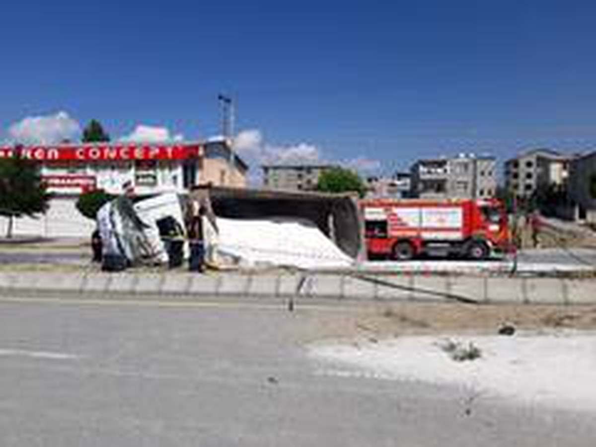 Freni boşalan kamyon yan yattı: 1 yaralı