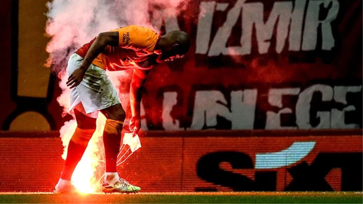 Galatasaray-Fenerbahçe derbisinde sahaya düşen yanıcı madde böyle görüntülendi