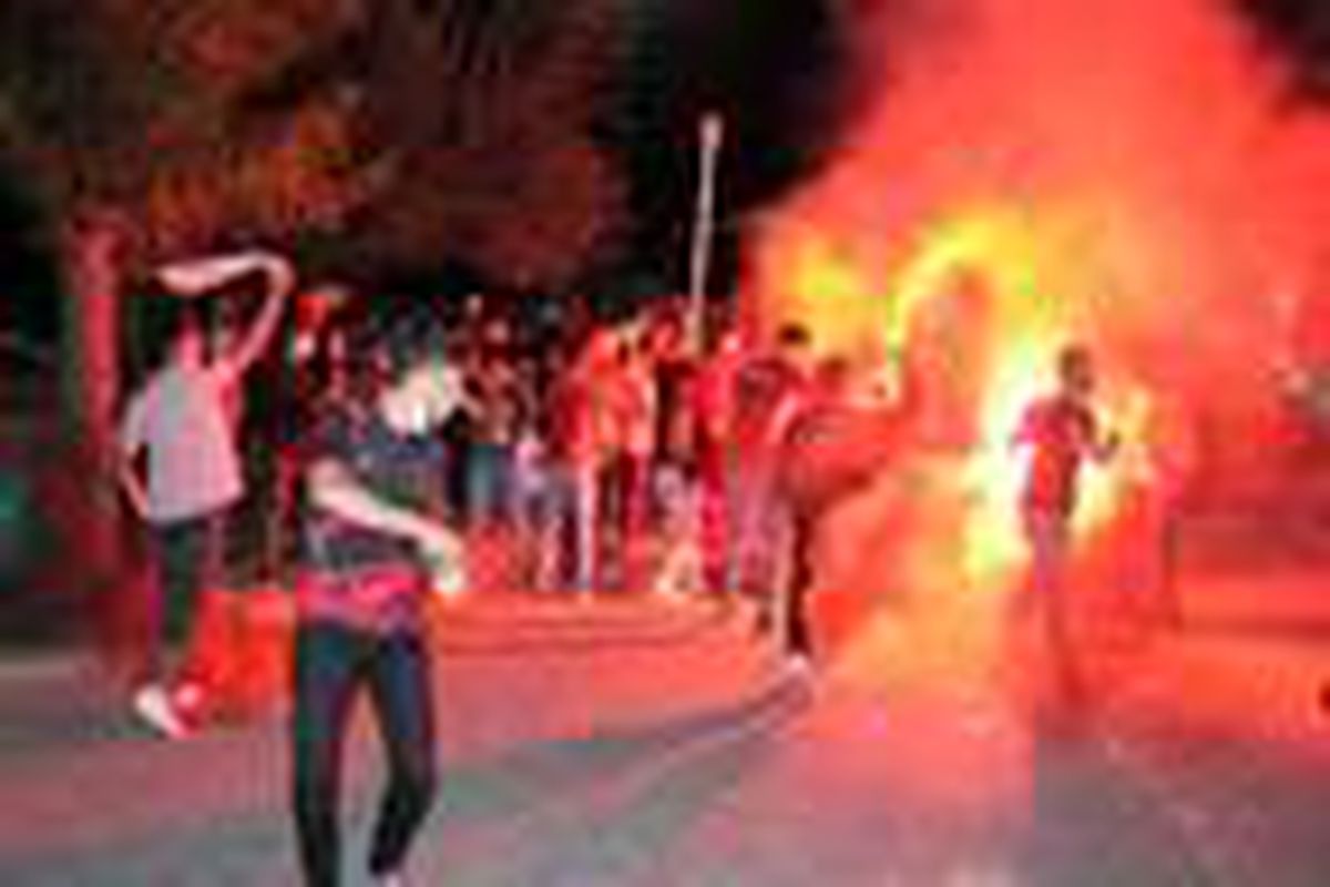 Galatasaray kafilesini karşılayan taraftarlar, sosyal mesafeyi unuttu