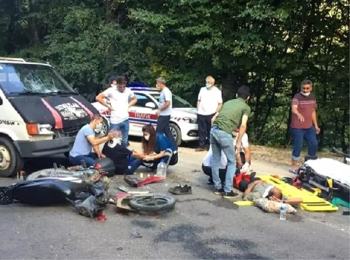 Kamyonet ile motosiklet kafa kafaya çarpıştı: 2 yaralı